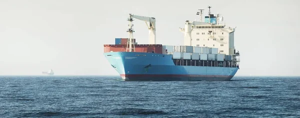 Grande Nave Container Carico Blu Con Gru Vela Mare Aperto — Foto Stock