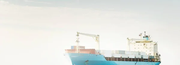 装有起重机的蓝色大型集装箱船在开阔海上航行 货物运输 航海船 全球通信 — 图库照片