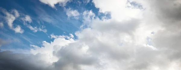 Ozdobne Chmury Dramatyczne Niebo Chmurny Krajobraz Miękkie Światło Słoneczne Obraz — Zdjęcie stockowe