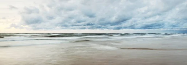Riva Del Mar Baltico Dopo Tempesta Cielo Drammatico Tramonto Nuvole — Foto Stock
