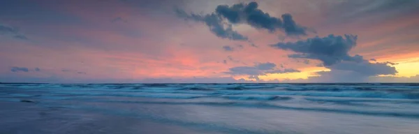 Gün Batımında Baltık Denizi Dramatik Alacakaranlık Gökyüzü Mavi Pembe Parlayan — Stok fotoğraf
