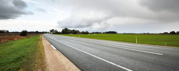 Pusta Autostrada Droga Asfaltowa Przez Pola Dramatyczne Niebo Przed Deszczem — Zdjęcie stockowe