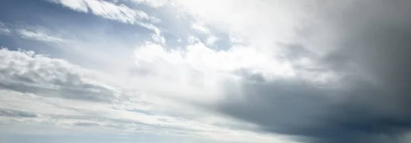 Διακοσμητικά Σύννεφα Δραματικός Ουρανός Επικό Σύννεφο Καταιγίδας Μαλακό Φως Πανοραμική — Φωτογραφία Αρχείου