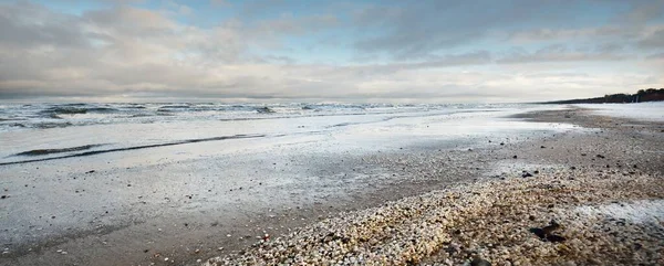 日没の凍結バルト海の海岸 水面の質感 絵のように美しい冬の風景 生態系 気候変動 地球温暖化 パノラマ コピースペース — ストック写真