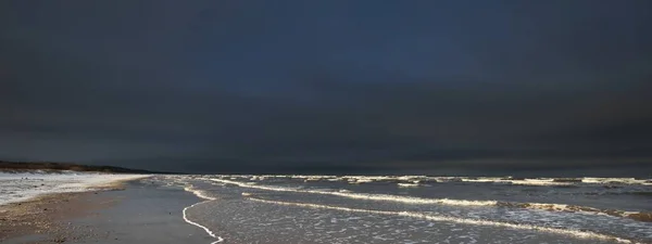 日落时分冻结的波罗的海海岸 水面纹理 美丽的冬季风景 气候变化 全球变暖 复制空间 — 图库照片