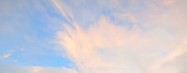 Cielo Azul Claro Con Brillantes Nubes Doradas Cúmulos Después Tormenta — Foto de Stock