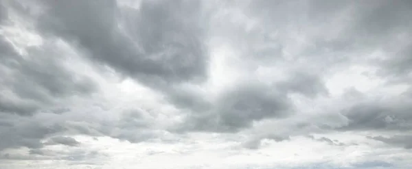 Díszfelhők Drámai Égbolt Óriási Viharfelhő Puha Napfény Panoráma Kép Textúra — Stock Fotó