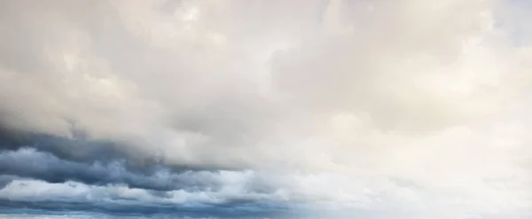 装饰云彩 戏剧化的天空史诗般的暴风雨云雾 柔和的阳光全景图像 图形资源 复制空间 气象学 和平概念 — 图库照片