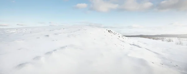 Panoramablick Auf Das Schneebedeckte Land Schneeverwehungen Mit Menschen Und Autospuren — Stockfoto