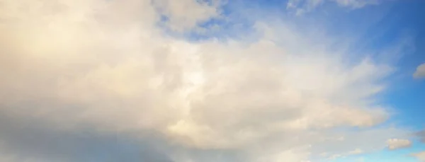 Coudscape Nubes Ornamentales Blancas Luz Solar Suave Rayos Sol Cielo —  Fotos de Stock