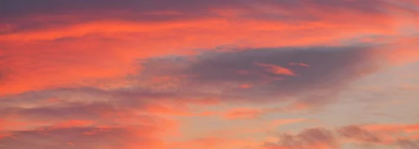 Cielo Azul Claro Rojo Rosa Cirro Dorado Nubes Cúmulos Después —  Fotos de Stock