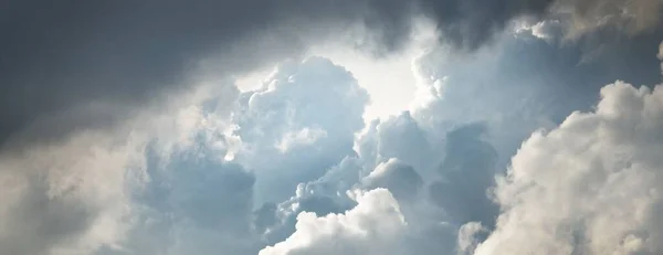Επικό Σύννεφο Καταιγίδας Λευκά Διακοσμητικά Σύννεφα Του Ηλιοβασιλέματος Μαλακό Φως — Φωτογραφία Αρχείου