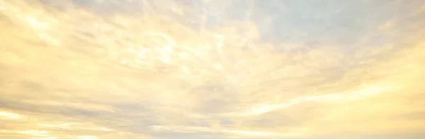 Cielo Azul Claro Con Nubes Brillantes Después Tormenta Atardecer Luz — Foto de Stock