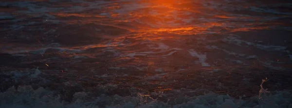 Pantai Laut Saat Matahari Terbenam Tekstur Permukaan Air Gelombang Badai — Stok Foto