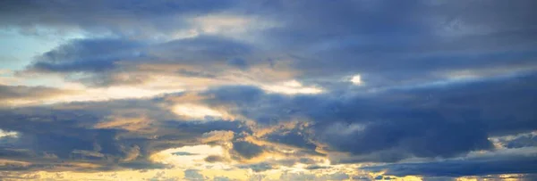Fırtınadan Sonra Parlayan Pembe Altın Bulutlu Açık Mavi Gökyüzü Dramatik — Stok fotoğraf