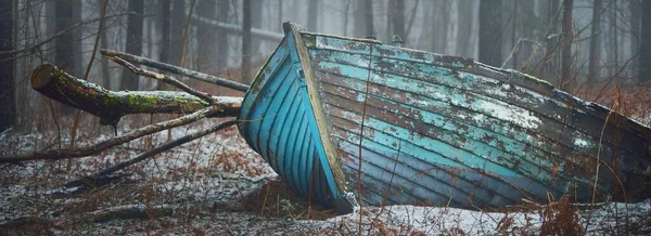 Viejo Bote Madera Azul Abandonado Misterioso Bosque Invernal Árboles Musgosos — Foto de Stock