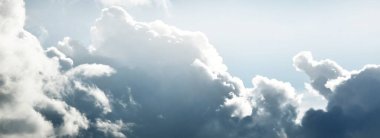 Destansı fırtına bulutları. Beyaz süslemeli günbatımı kümülüs bulutları. Yumuşak güneş ışığı, güneş ışınları. Açık mavi gökyüzü. Doğal desen, doku, arkaplan, duvar kağıdı, 3D, grafik kaynakları, tasarım, kopyalama alanı