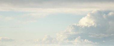 Süslü bulutlar. Dramatik bir gökyüzü. Destansı fırtına bulutları. Yumuşak güneş ışığı. Panoramik görüntü, doku, arkaplan, grafik kaynakları, tasarım, kopyalama alanı. Meteoroloji, cennet, umut, barış kavramı