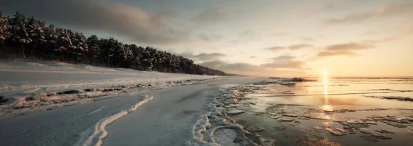 Frozen Baltic Sea Shore Sunset Ice Fragments Close Snow Covered — Stock Photo, Image