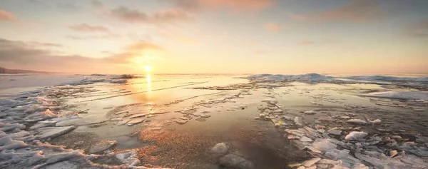 日落时的波罗的海白雪覆盖的海岸全景 冰碎片的特写 多彩的云彩 柔和的阳光 水的对称反射 圣诞节 — 图库照片