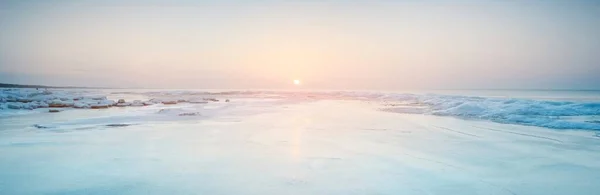 日没の凍結バルト海の雪に覆われた海岸のパノラマビュー 氷の断片を閉じる カラフルな雲 柔らかい日差し 水の対称性の反射 クリスマス — ストック写真