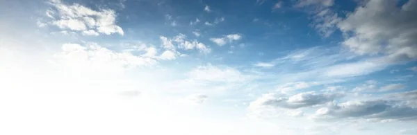 Chmurny Krajobraz Jasne Niebieskie Świecące Niebo Miękkie Światło Słoneczne Obraz — Zdjęcie stockowe