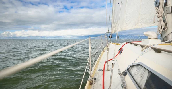 Yacht Bianco Vela Tramonto Una Vista Dal Ponte Prua Cielo — Foto Stock