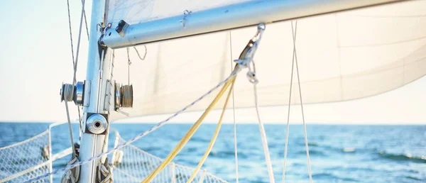 White Sloop Rigged Yacht Sailing Clear Sunny Day View Deck — Stock Photo, Image