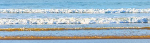 Uitzicht Vanaf Zandkust Van Baai Van Douarnenez Golven Waterspatten Bretagne — Stockfoto