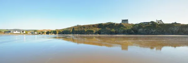 Casa Tradicional Solitária Penhasco Uma Vista Costa Arenosa Baía Douarnenez — Fotografia de Stock