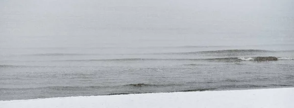 Kilátás Hófödte Homokos Tenger Partján Egy Sűrű Köd Légköri Monokróm — Stock Fotó