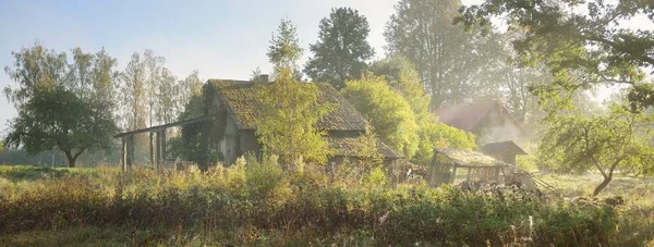 Una Vieja Casa Rústica Abandonada Cabaña Una Niebla Amanecer Rayos — Foto de Stock