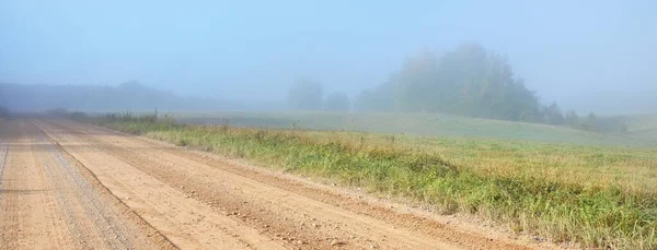 Egy Üres Földút Sikátor Keresztül Zöld Erdő Mezők Köd Napkeltekor — Stock Fotó