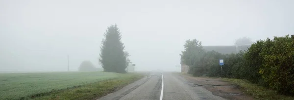 Een Lege Snelweg Asfaltweg Door Velden Het Bos Een Dikke — Stockfoto