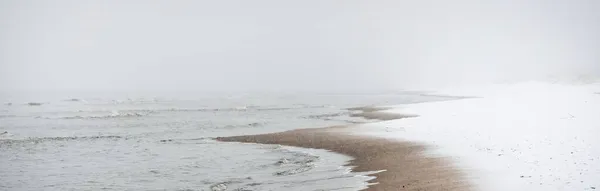 View Snow Covered Sandy Sea Shore Thick Fog Atmospheric Monochrome — Stock Photo, Image