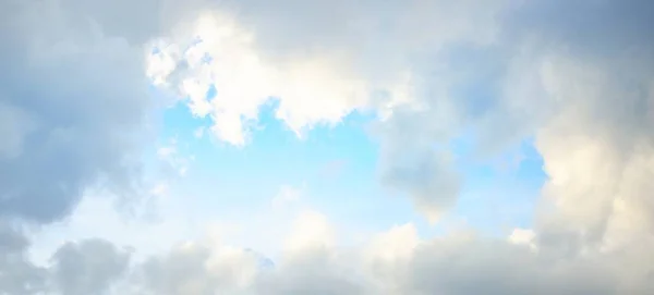 壮大な嵐の雲の風景 白い装飾的な夕日の積雲 柔らかい日差し 太陽光線 真っ青な空 自然パターン テクスチャ グラフィックリソース デザイン コピースペース — ストック写真