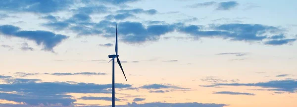 風力発電機 日没の雲 ドイツのザクセン スイス山脈 生態系 代替エネルギーと生産 環境保全 自然エネルギー — ストック写真
