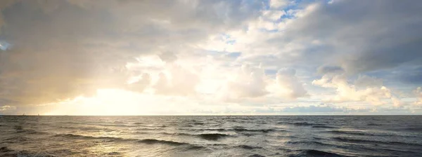 Ciel Clair Avec Beaucoup Cumulus Lumineux Dessus Rivage Mer Baltique — Photo