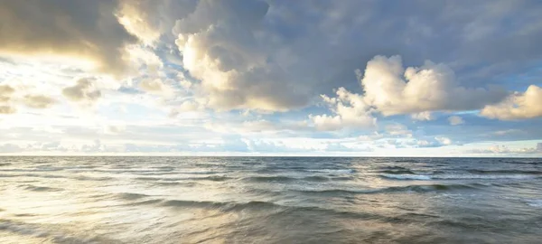 Ciel Clair Avec Beaucoup Cumulus Lumineux Dessus Rivage Mer Baltique — Photo