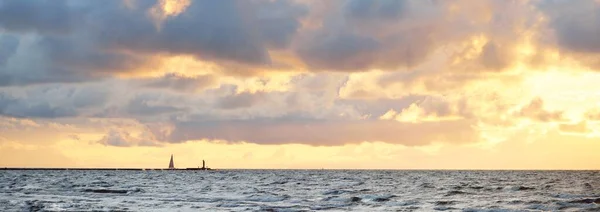 Clear Sky Lots Glowing Colorful Pink Cumulus Clouds Baltic Sea — Stock Photo, Image