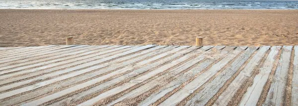 バルト海の砂浜を通って空の近代的な木製の遊歩道 スポーツ レクリエーション サイクリング ノルディックウォーキング リラックス レジャー活動 — ストック写真