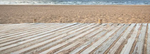 Moderno Vacío Paseo Marítimo Madera Través Orilla Arenosa Del Mar — Foto de Stock