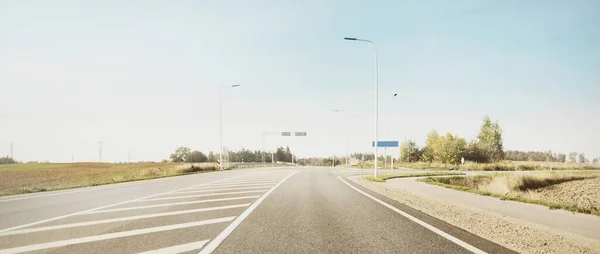관통하는 간선도로 차에서 목적지 — 스톡 사진