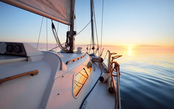 Weiße Jacht Segelt Nach Dem Regen Bei Sonnenuntergang Nahaufnahme Vom — Stockfoto