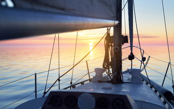 Biały Jacht Pływający Otwartym Morzu Zachodzie Słońca Widok Bliska Pokładu — Zdjęcie stockowe