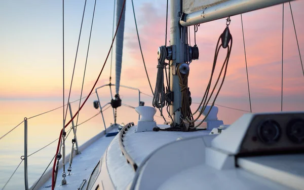 Fehér Jacht Vitorlázás Nyílt Tengeren Naplementekor Közelkép Fedélzetről Orrig Tiszta — Stock Fotó