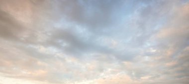 Süslü bulutlar. Dramatik bir gökyüzü. Destansı fırtına bulutları. Yumuşak güneş ışığı. Panoramik görüntü, doku, arkaplan, grafik kaynakları, tasarım, kopyalama alanı. Meteoroloji, cennet, umut, barış kavramı