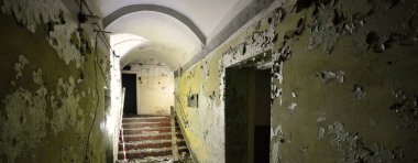 Terk edilmiş zindanlar. Karanlık atmosferik manzara. Şehir keşfi (urbex), kazıcı, gençler, çevresel hasar, sosyal sorunlar, inşaat endüstrisi, tarih, geçmiş