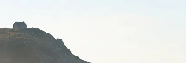 Ensamt Traditionellt Hus Klippan Utsikt Från Sandkusten Douarnenez Bukt Klarblå — Stockfoto