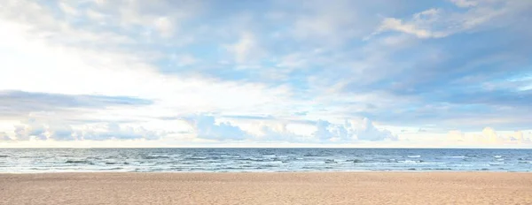 Céu Limpo Com Muitas Nuvens Cúmulos Brilhantes Acima Costa Mar — Fotografia de Stock